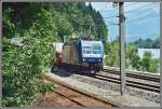 Im Juni 2005 fhrt die 185 512 mit einem Stahlzug von Deutschland nach Italien in den Bahnhof Kufstein ein.
