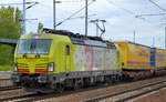 TXL mit der Alpha Trains Vectron  193 551  [NVR-Number: 91 80 6193 551-9 D-ATLU] und KLV-Zug am 20.08.18 Bf.