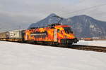 Die TX Logistik Siemens 182 572-8  Wir brennen für das was wir tun  mit einem Taschenwagen-Zug am 21.02.19 bei Oberaudorf in Richtung Kufstein.