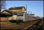 TXL 185539 fährt hier am 1.11.2008 um 14.53 Uhr in Richtung Münster mit einem Müller Party Zug durch den Bahnhof Hasbergen.
