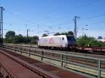 Am Schlu des Transpedzuges an der sdlichen Einfahrt in den Bahnhof Rosenheim mit den 2 BR 185 von TX Logistik hing die 185 540-2 als Schublok.