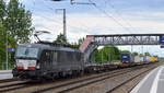 TXL - TX Logistik AG, Troisdorf [D] mit der MRCE Vectron  X4 E - 672  [NVR-Nummer: 91 80 6193 672-3 D-DISPO] und Taschenwagenzug von Rostock kommend am 09.06.20 Bf. Saarmund.