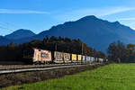 Feuertaurus im Streiflicht. Am 08. November 2020 wurde nachmittags aus Kufstein die Abfahrt der 182 572 gemeldet. Da ich in Brannenburg für südwärts fahrende Züge stand, wurde schnell umdisponiert, um zumindest eine gegenlichte Aufnahme der gelungenen Werbelok vor dem gut ausgelasteten DGS 43100 anzufertigen. Zum Aufnahmezeitpunkt war bereits bekannt, dass der Taurus von TXLogistik wenige Tage später an den Vermieter MRCE zurück gegeben werden sollte und dabei auch seine Folierung verlieren wird. Aktuell ist die die Lok wieder schwarz und an die Steiermarkbahn vermietet. Im Bildhintergrund ist ein Teil des Mangfallgebirges zu sehen.  