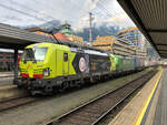 TXLogistik 193 556  With the licence to Rail vor einem schweren KLV Zug Richtung Brennerpass. Hier bei der Durchfahrt durch in Innsbruck Hbf am 13.10.2021