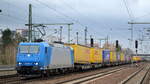 TX Logistik AG, Bad Honnef [D] mit  185 529-5  [Name: Michaela]  [NVR-Nummer: 91 80 6185 529-5 D-ATLU] und KLV-Zug Richtung Rostock-Seehafen am 09.02.22 Durchfahrt Bf. Flughafen BER - Terminal 5.