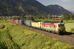 Die 193 557 von TXL und eine weitere 193 Vectron von TXL auf der Inntalstrecke kurz nach Kufstein, nahe der Ortschaft Langkampfen in Richtung Brenner. Aufgenommen am 28.07.22