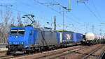 TX Logistik AG, Bad Honnef [D] mit der  185 529-5  [NVR-Nummer: 91 80 6185 529-5 D-ATLU] und einem KLV-Zug aus Rostock Seehafen kommend am 01.03.23 Durchfahrt Bahnhof Flughafen BER Terminal 5