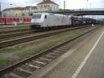 BR 185 538-4 bei der Durchfahrt durch Regensburg HBF mit einem BMW Autozug.