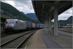 185 537 rollt mit dem DGS 43146  SKANDITALIEN-EXPRESS , von Verona PN nach Lbeck Skandinavienkai, auf Gleis 1 des Bahnhofes Kufstein ein.