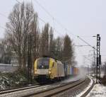 ES 64 U2-012 der TX Logistik wirbelt wenige Minuten hinter der 145 031-1 mit einem weiteren Containerzug den Pulverschnee auf der Unterelbbahn auf.