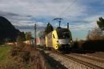 182 511 und die neu beklebte 529 mit einem KLV Zugam 31.10.2010 bei Niederaudorf.