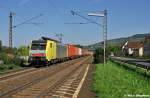 E189 916RT von TXL brettert mit ihrem Containerzug durch das schne Maintal (Thngersheim 21.08.10)