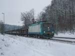 Die E 412 009 am 04.12.2010 mit einem Leeren Autozug bei der Durchfahrt in Aling. 