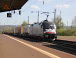 182 529-8 (ES 64 U2-029) passiert mit ihrem KLV-Zug Bebra. Aufgenommen am 28.04.2012.