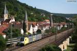 ES 64 U2-011 mit einer unbekannten 185 am Haken zieht einen leeren Gterzug durch Gemnden/Main (15.08.2012)