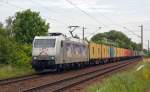 185 540 verlässt mit einem Containerzug am 03.07.14 den Hamburger Hafen.