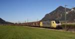 Die 189 995-4 ist am 3.11.2014 bei schönstem Herbstwetter auf der Inntalbahn bei Niederaudorf unterwegs.