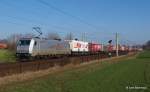 185 418-3 TXL hat am 14.02.15 den neuen  Bode KLV  von Lübeck-Dänischburg nach Stockholm am Haken und passiert soeben Reinfeld. Der Laufweg dieses Zuges ist hier besonders interessant, denn statt die Trailer mit der Fähre direkt von Lübeck nach Trelleborg zu fahren, gehts per Bahn über Hamburg, Flensburg, Kolding und dem Öresund auf dem Schienenweg nach Schweden.