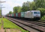 185 531-1 mit Containerzug in Fahrtrichtung Wunstorf. Aufgenommen am 29.04.2014 in Dedensen-Gümmer.