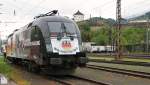 182 560-3 von TXL (Ex WLB Cargo) steht am 3.5.2015 im Bahnhof Kufstein mit neuer Werbung für  25 Jahre Deutsche Wiedervereinigung  und  Tag der Maueröffnung in Berlin  (andere Lokseite).