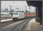 185 538 schiebt den schweren Stahlzug, gezogen von 185 510 zum Brenner nach. Aufgenommen im Bahnhof Kufstein.