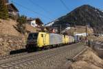 Ein gelbes Doppel alias 189 909 und 189 995 fahren mit einem KLV am 19. März 2016 den Brenner hinab in Richtung Kufstein.