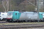 VPS E 186 249-9 (91 51 5270 006-7 PL-VPS) pausiert am 30.12.2021 bei Uwe Adam in Eisenach. Von einem Fußweg aus fotografiert.