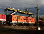 Der Oberleitungsbauwagen FMW Nr. 1 der Firma Uwe Adam am 28.10.2013 im Einsatz in Nassenheide.

NVR Nummer: 80 80 9970 999-5 D-BWESA 	
Baujahr:1984
Fabriknummer:101884