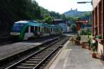 Hauptbahnromantik (V, untere Lahntalbahn). Balduinstein mit seinem prominenten Zwergsignal, jetzt zeigt es Halt. Der Tiefschlaft war nur von kurzer Dauer, entgegen kommt 648 164 der Vectus. Der freundliche Fahrdienstleiter, Herr über Zwergsignal, Einfahrtsignal, Schranke, Bahnsteig und Riesenbahnhof blickt zum einfahrenden Zug. Sein Reich ist wunderbar gepflegt. Das ist so gar nicht dem Standard eines deutschen Bahnhofs entsprechend, ein Gruß mit Lob nach Balduinstein. (25. April 2009, 10:02)