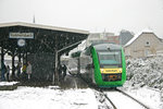 Im November 2004 wurden mehrere Sonderfahrten mit dem Vectus-VT 253 auf der Wiehltalbahn durchgeführt.
Am 22.11.2004 sah der Bahnhof von Gummersbach noch komplett anders aus im Vergleich zu heute.
Wie man sieht, herrschte zum Aufnahmezeitpunkt ein starkes Schneetreiben.
