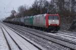 Nicht ganz so zugeschneit fuhr die 185-CL 005 der Veolia mit der 145-CL 005 der Rail for Chem und Kesselwagen am Haken,durch den S_Bahnhof Dedensen/Gmmer.