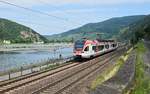 VIAS ET 303 (427 151/651) ist als RB 10 (25013)  RheingauLinie  Neuwied - Frankfurt (Main) Hbf am 07.07.17 auf der rechten Rheinstrecke bei Assmannshausen unterwegs. Auf der anderen Rheinseite sind die Clemenskapelle und Burg Reichenstein zu erkennen.