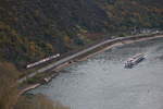 Ein Schiff auf dem Rhein und der Flirt auf der KBS 466 kurz vor dem Loreleytunnel. Aufgenommen am 28.10.2017 auf Loreleyfelsen. 