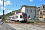 VIAS Stadler Flirt 428 641-5 am 02.05.20 in Rüdesheim von einen Gehweg aus fotografiert über einen Zaun. Ich stehe nicht hinter der Schranke oder im Gleisbereich