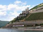 VIA25019 passiert die Burg-Ehrenfels, und steuert Richtung Rdesheim; 120829