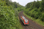 VIAS VT 118 erreicht in Kürze die Station Darmstadt Süd.
Das Foto wurde von einer Straßenbrücke südlich des Bahnhofs am 3. Juni 2016 aufgenommen.