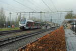 VIAS ET25 2301 als Zug 20021 von Arnhem Centraal nach Düsseldorf Hbf. Abfahrt vom Bahnsteig in Zevenaar (NL), 26.12.2022, 11.55u. Bild 22884.