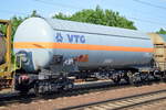 Druckgaskesselwagen mit Sonnendach vom Einsteller VTG mit der Nr. 37 TEN (GE) 80 D-VTG 7809 617-9 (UN-Nr. 23/1063 = Methylchlorid) am 22.06.19 Saarmund Bahnhof.