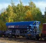   48 m³ Schüttgutwagen (für Schotter) Facnps (37 80 6949 001-9) der VTG AG am 18.10.2012 im Bahnhof Herdorf (auf Gleis 4).