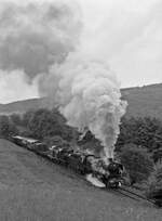 Am 24.5.1986 fand ein Bahnhofsfest in Blindweide (Westerwaldbahn) statt. 41 360 bringt bei Elben angestrengt 74 1192, 212 019 und den Bochum-Dahlhausener Museumszug dorthin.