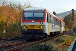 
Diesel-Triebzug 928 677-4 / 628 677-7 Daadetalbahn der Westerwaldbahn (WEBA) kommt am 31.10.2011 von Daaden, hier kurz vorm Endbahnhof Betzdorf/Sieg. Versteckt dahinter kommt die Hellertalbahn.