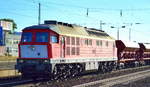 WFL mit 232 283-3 (9280 1 232 283-2 D-WFL) mit Schotterzug am 27.09.18 Bf. Flughafen Berlin-Schönefeld.