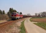 231 012 und 155 110 (WFL) fuhren am 28.03.20 einem Holzzug von Triptis nach Kaufering.
Hier ist der Zug bei Neustadt an der Orla zu sehen.