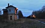 Am 16.04.21 fuhr die 232 356 und 155 159 (der WFL) einen Holzzug von Triptis nach Saalfeld. Ab Saalfeld übernimmt 155 159 den Zug bis Kaufering. Hier ist der Zug in Oppurg bei einem Kreuzungshalt zu sehen. 