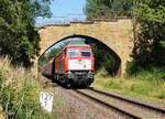 232 901 (WFL) war am 17.07.22 mit einem Holzzug aus Triptis in Krölpa zu sehen.