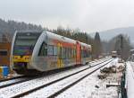 Bei leichtem Schneefall am 24.02.2013 - Links ein leicht beschmierte Stadler GTW 2/6 der Hellertalbahn auf der gleichnamentliche Strecke Hellertalbahn (KBS 462) und rechts der Dieseltriebzug 928 677-4
