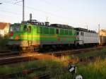 E-Lok 58 (E42) der WAB mit ihrer Schwester E-Lok 53 (E42) der WAB mit eienen Gterzug in Lbbenau.