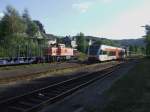 Am 15.07.2010  die Hellertalbahn mit Stadler GTW 2/6, von Betzdorf in den Bahnhof Herdorf ein. Für die WLE (Westfälische Landes-Eisenbahn) Lok 51 (eine MaK G 1206) steht das Signal noch auf  halt .