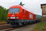 1 bis 2 mal die Woche wird das Werk Burbach-Holzhausen der Salzgitter Mannesmann Precision GmbH von der WLE (Westfälische Landes-Eisenbahn GmbH) mit Luppen (Rohrrohlinge) versorgt.

Am 03.09.2013 war die WLE 23 (92 80 1223 057-1 D-WLE) im Einsatz, hier auf der Rückfahrt mit nun leeren Schwerlastwagen (Gattung Sammnps) in Herdorf, wo sie Hp 0 hatte um den Gegenverkehr abzuwarten.

Die  Herkules   bzw. Siemens ER 20 (Eurorunner) wurde 2008 unter der Fabriknummer 21 593gebaut.

Es ist eine dieselelektrische Lokomotive, ein MTU 16 V 4000 R41 16-Zylinder Common Rai Dieselmotor mit einer Leistung von 2.000 kW (2.719 PS) treibt einen angeflanschtem Drehstrom-Asynchrongenerator an, der erzeugt dabei den Strom, mit dem die vier Motoren (einer für jede Achse) angetrieben werden. Die 80 t schwere Lok (Dienstgewicht) hat eine  Höchstgeschwindigkeit von 140 km/h.
