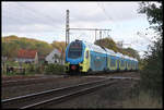 ET 603 der Westfalenbahn von Braunschweig nach Rheine braust hiermit hoher Geschwindigkeit am 22.10.2018 um 13.01 Uhr durch den Ortsteil Westerkappeln-Velpe.